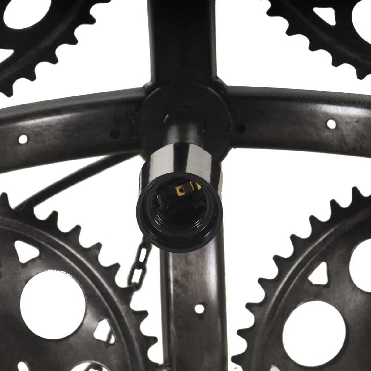 Nahaufnahme einer metallischen Lampe. Das Design umfasst Fahrradzahnräder und eine zentrale Fassung, alles vor weißem Hintergrund.