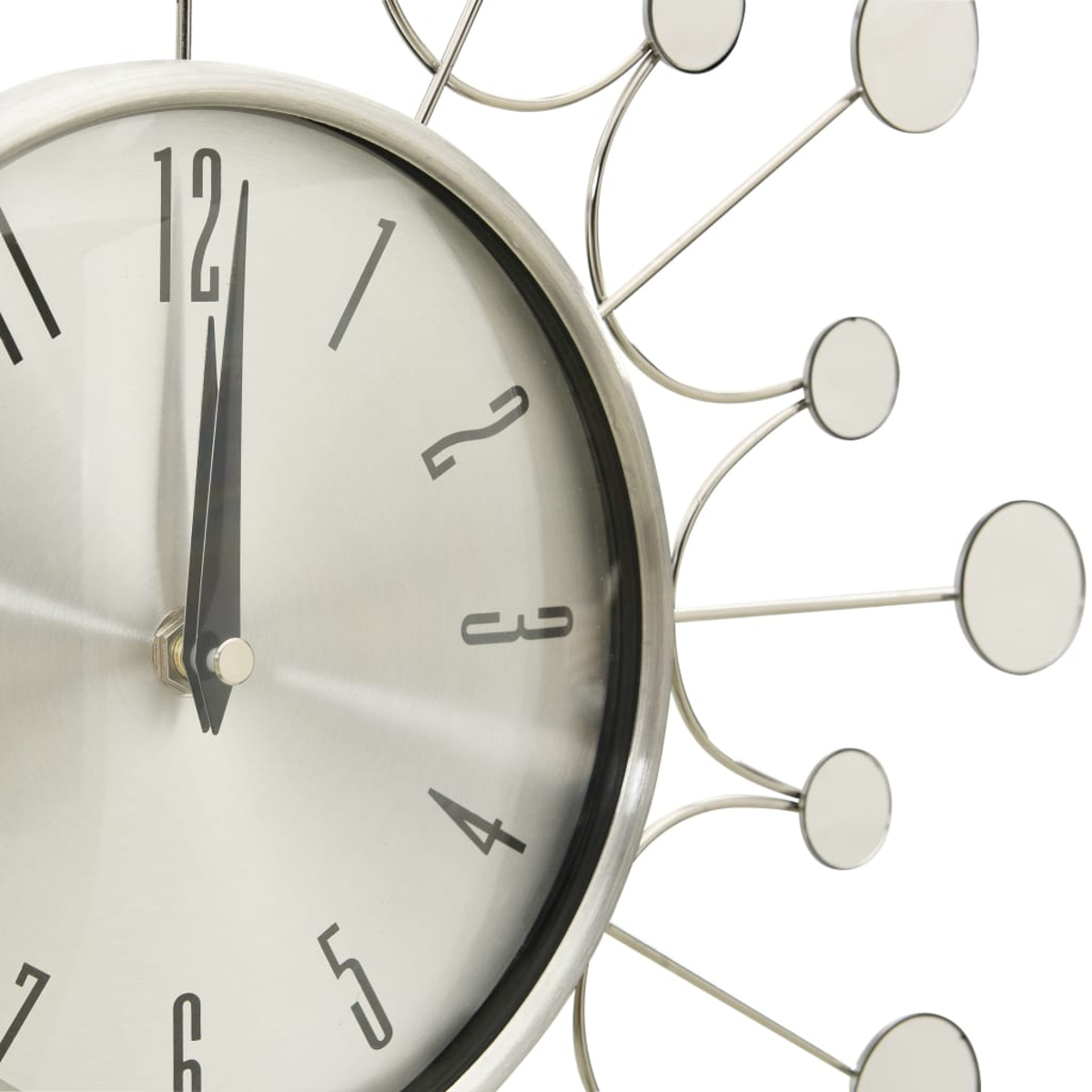 Eine silberne Uhr zeigt 12 Uhr an. Sie hat schwarze Zeiger und Zahlen. Dekorative Metallarme mit kreisförmigen Spiegeln umgeben sie.