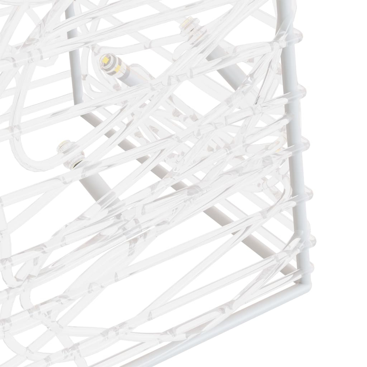 Nahaufnahme einer weißen, geometrischen Drahtstruktur mit klarem Plastikschlauch, in dem sich kleine LED-Leuchten befinden.