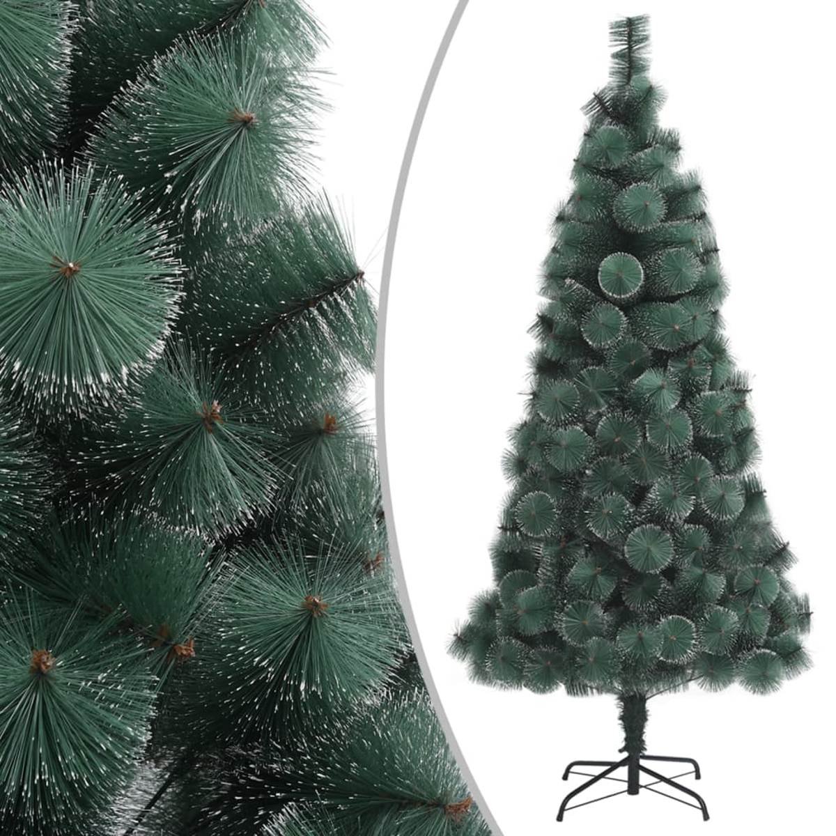 Ein grüner künstlicher Weihnachtsbaum auf weißem Hintergrund. Der Baum ist kegelförmig und hat einen schwarzen Ständer. Nahaufnahme zeigt Nadeln.
