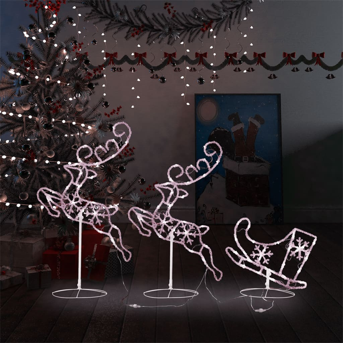 Weihnachtsszene mit Rentieren und einem Schlitten aus Lichtern, Weihnachtsbaum, Geschenken und einem Bild von Santa im Schornstein.