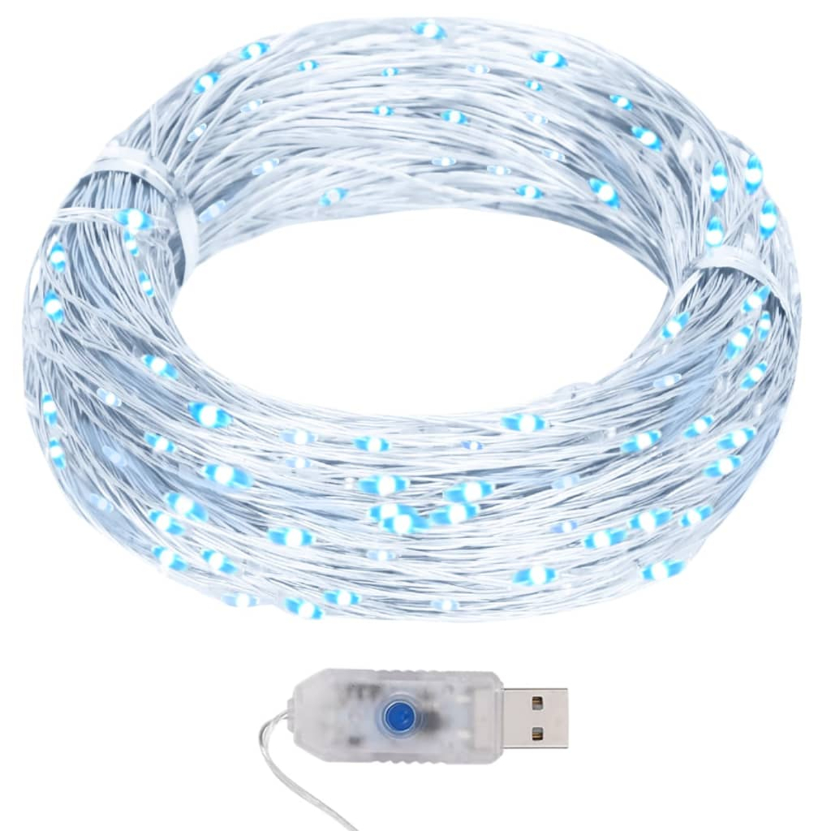 Eine aufgerollte Lichterkette mit weißen Lichtern mit blauen Akzenten und einem USB-Anschluss. Die Lichter sind auf weißem Hintergrund.