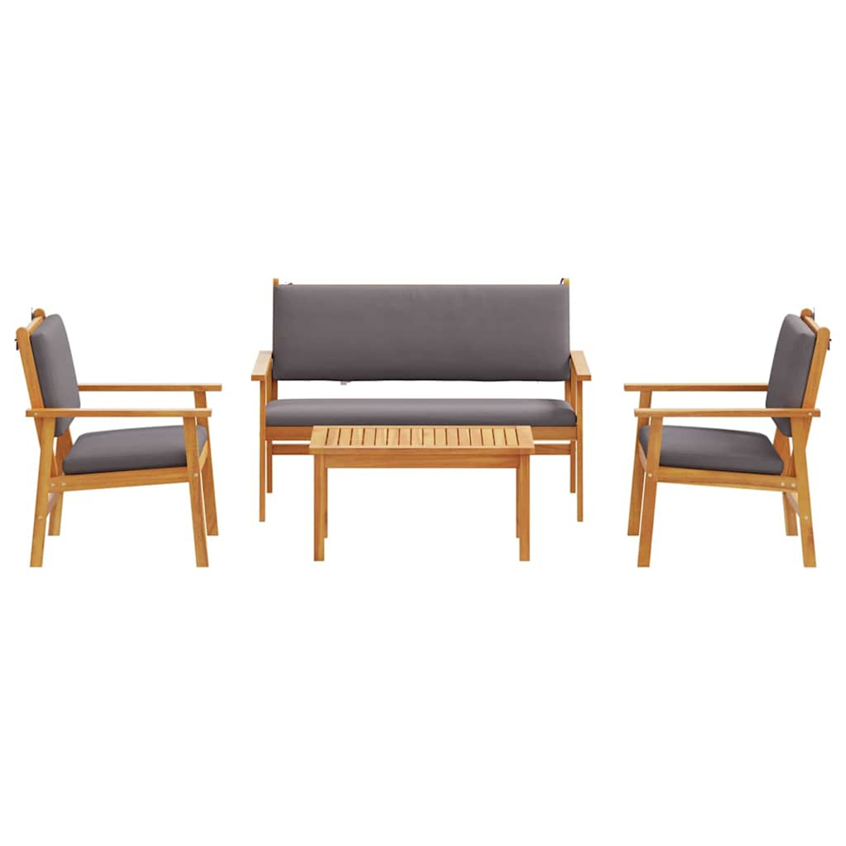Gartenmöbel-Set aus Holz: zwei Stühle, eine Couch und ein kleiner Tisch. Graue Kissen auf allen Sitzen. Weißer Hintergrund.