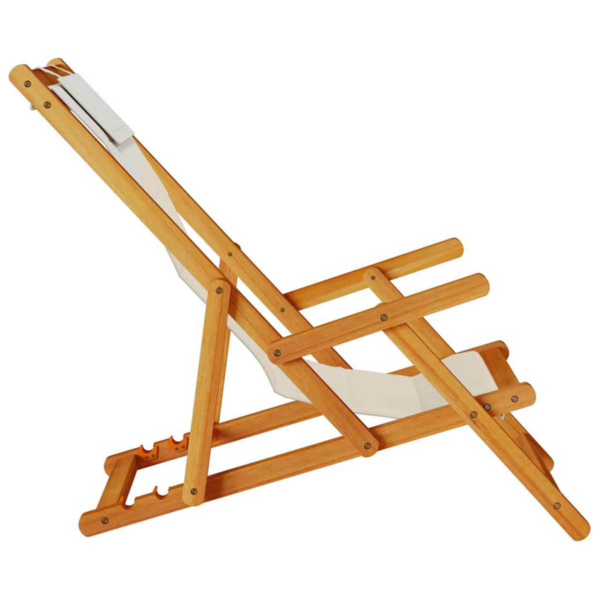 Una silla de cubierta de madera con asiento de lona blanca, vista de lado. La silla está plegada y en ángulo, con marco de madera clara.