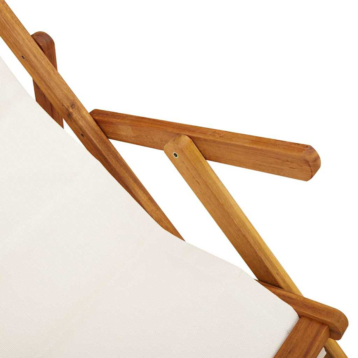 Primer plano de una silla plegable de madera. La silla tiene un asiento y respaldo de lona blanca. La madera es marrón claro.