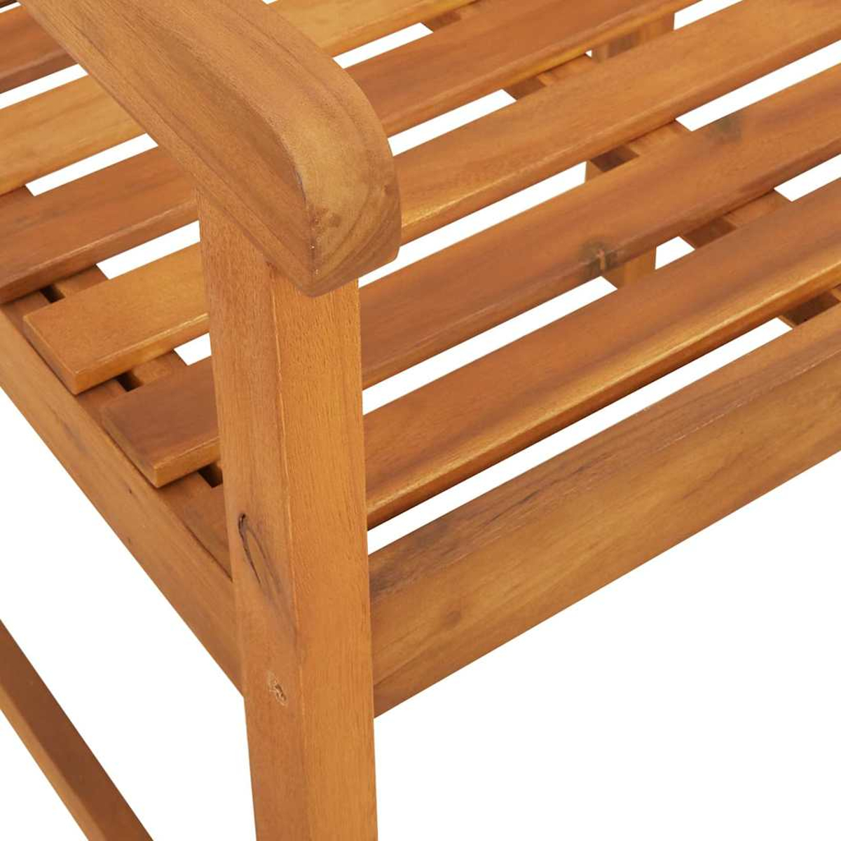 Nahaufnahme eines Holzstuhls. Der Stuhl hat einen Holzrahmen, eine Armlehne und eine Sitzfläche mit Latten. Das Holz ist hellbraun.