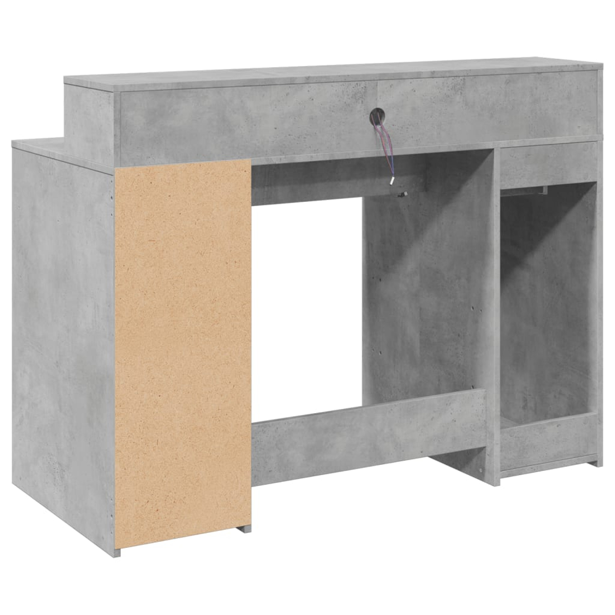 Ein Schreibtisch im Beton-Stil mit offenen Flächen und einer holzfarbenen Seitenwand. Drähte kommen oben aus einem Loch. Der Schreibtisch ist isoliert.