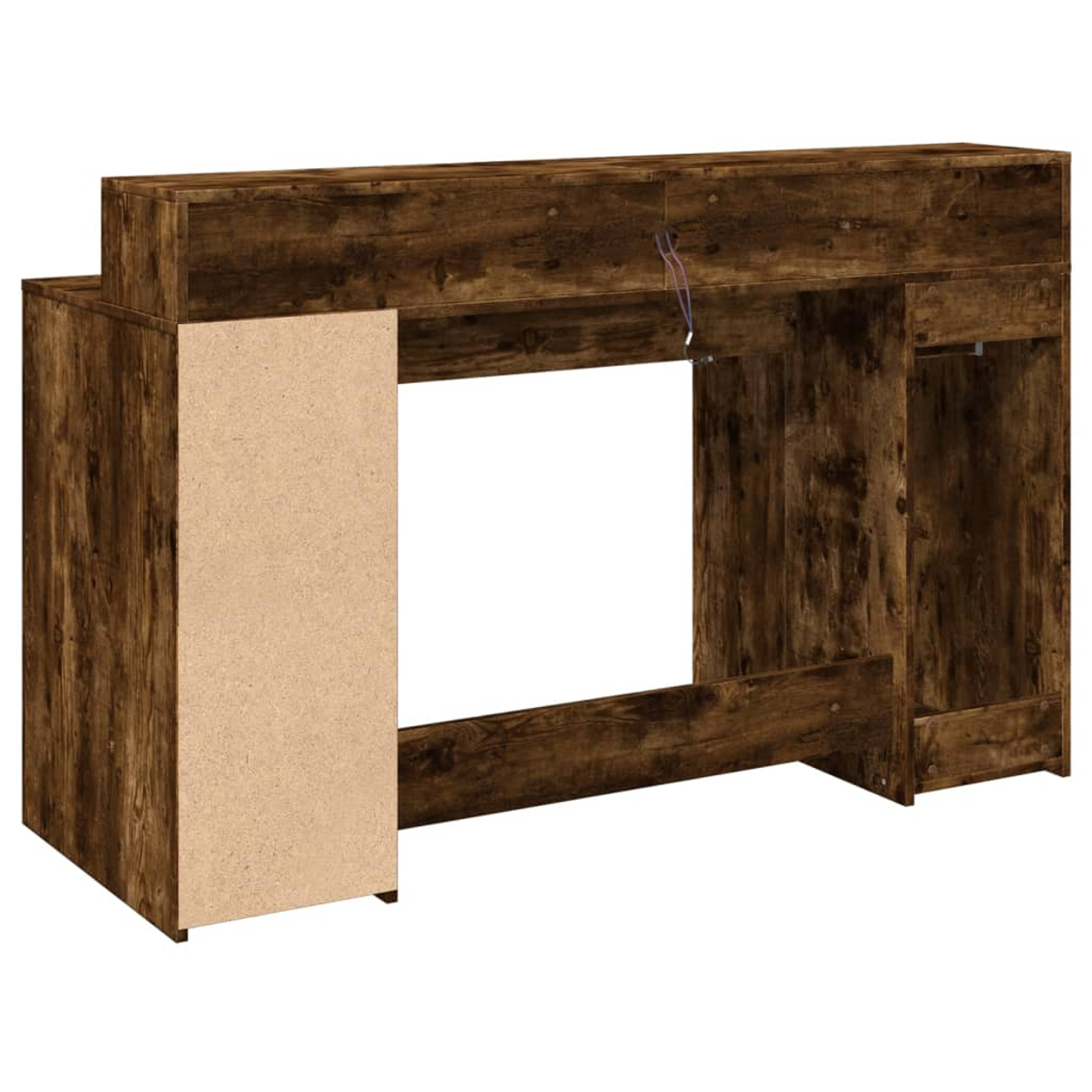 Holzschreibtisch. Braun mit helleren braunen Elementen und einem großen offenen Raum. Einige Drähte sind sichtbar. Isoliert auf weißem Hintergrund.