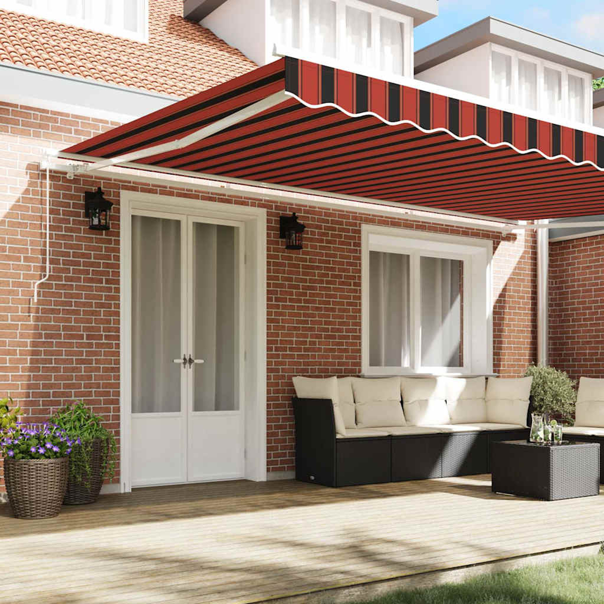 Eine Terrasse mit einer rot-schwarz gestreiften Markise. Es gibt ein Sofa, einen Tisch und Topfpflanzen. Eine Ziegelmauer und eine weiße Tür sind sichtbar.