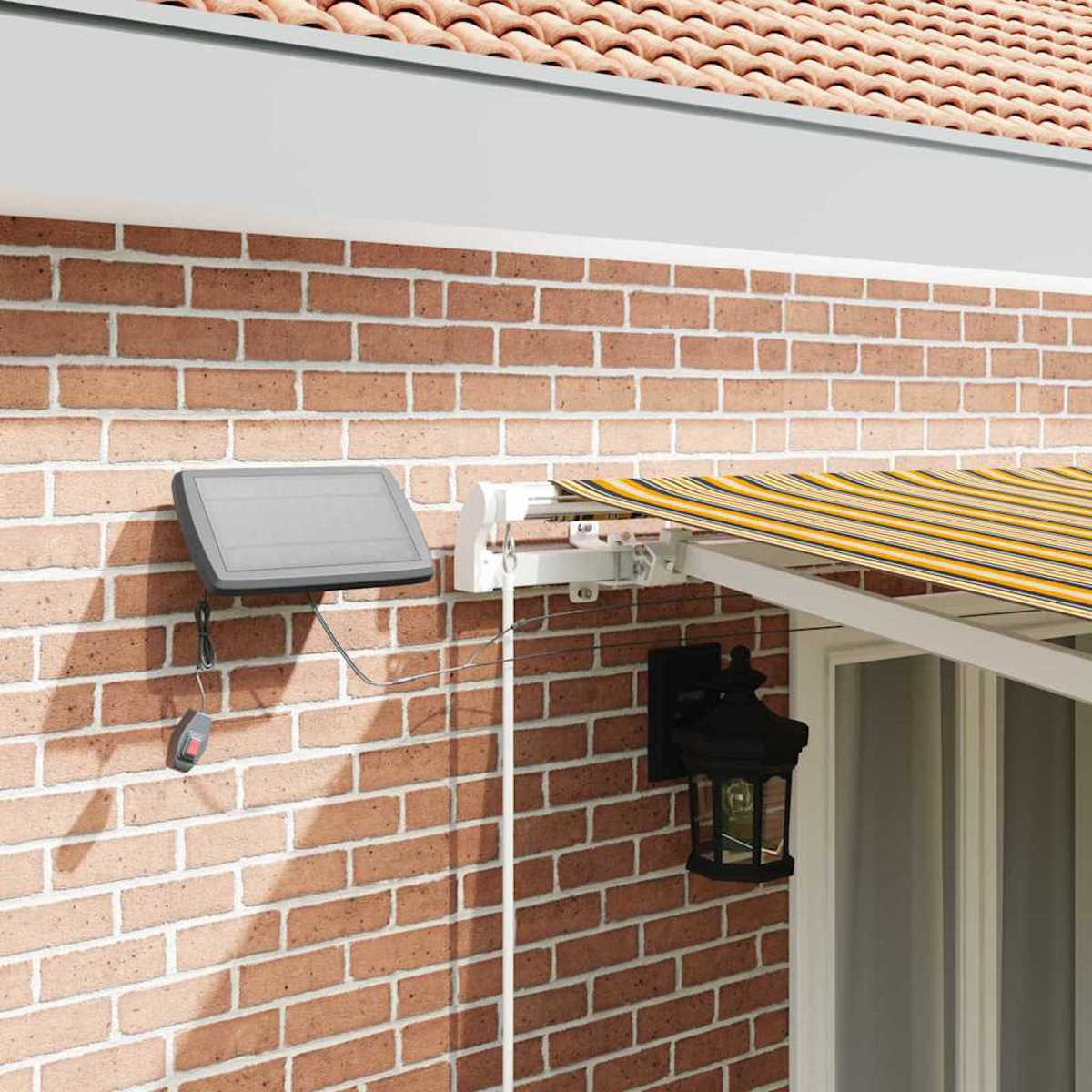 Eine Ziegelmauer mit Solarpanel, Markise und schwarzer Lampe. Die Markise hat gelbe und weiße Streifen. Eine Fernbedienung hängt.