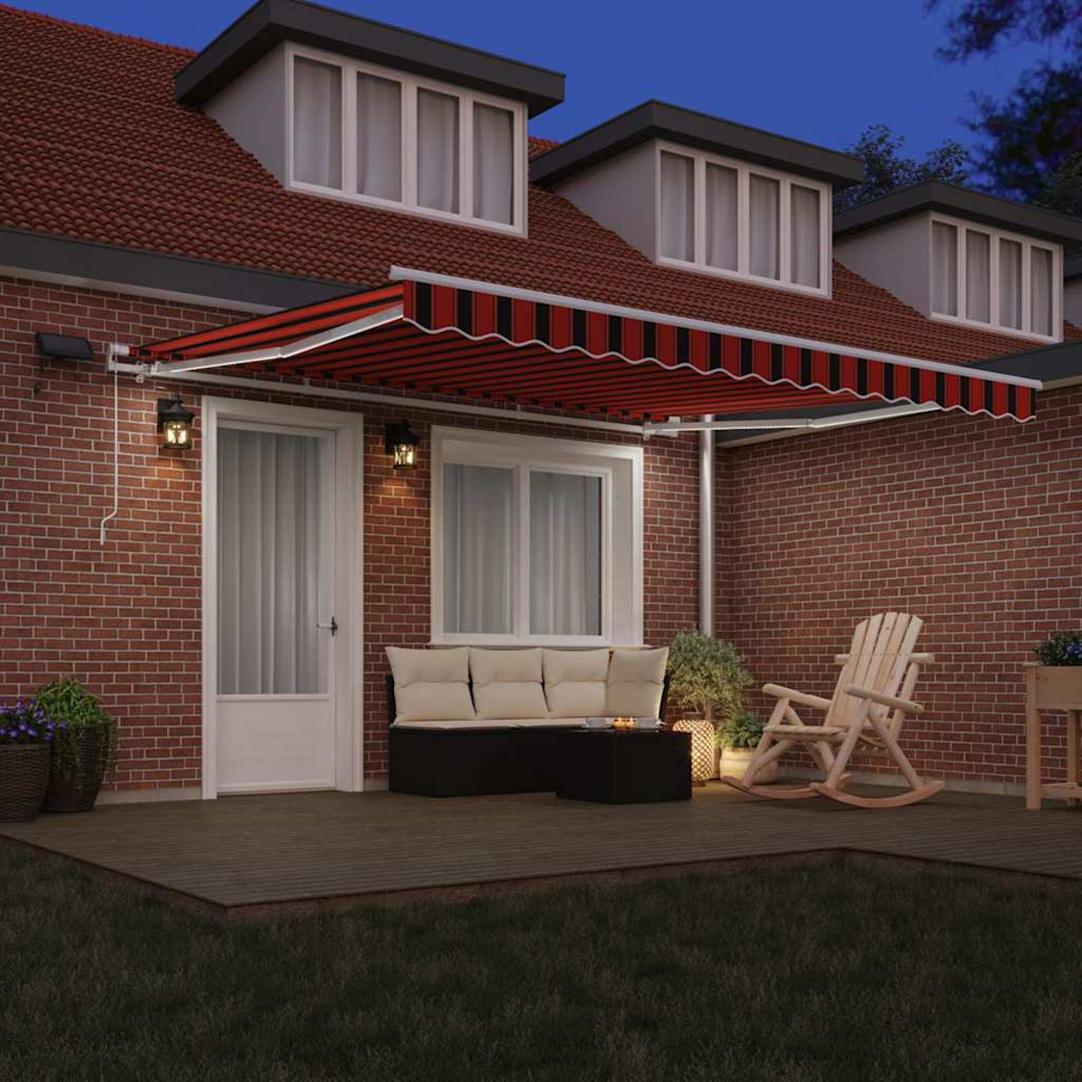 Eine rot-schwarz gestreifte Markise bedeckt eine Terrasse. Ein Haus mit roten Ziegeln und ein Schaukelstuhl sind zu sehen.