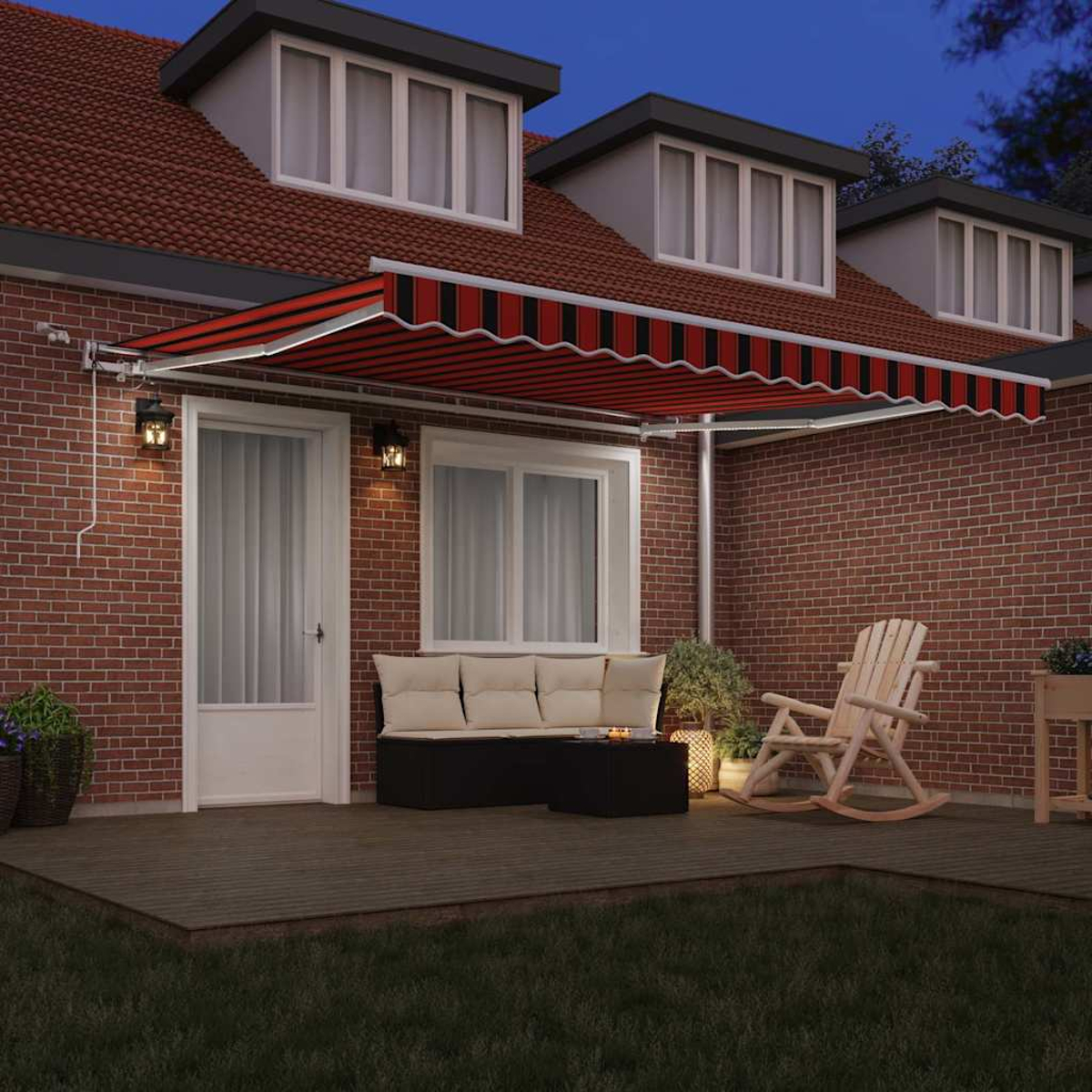 Hintere Terrasse mit rot-schwarz gestreifter Markise. Backsteinhaus, Holzterrasse, Sofa, Schaukelstuhl, Pflanzen und eine Tür.