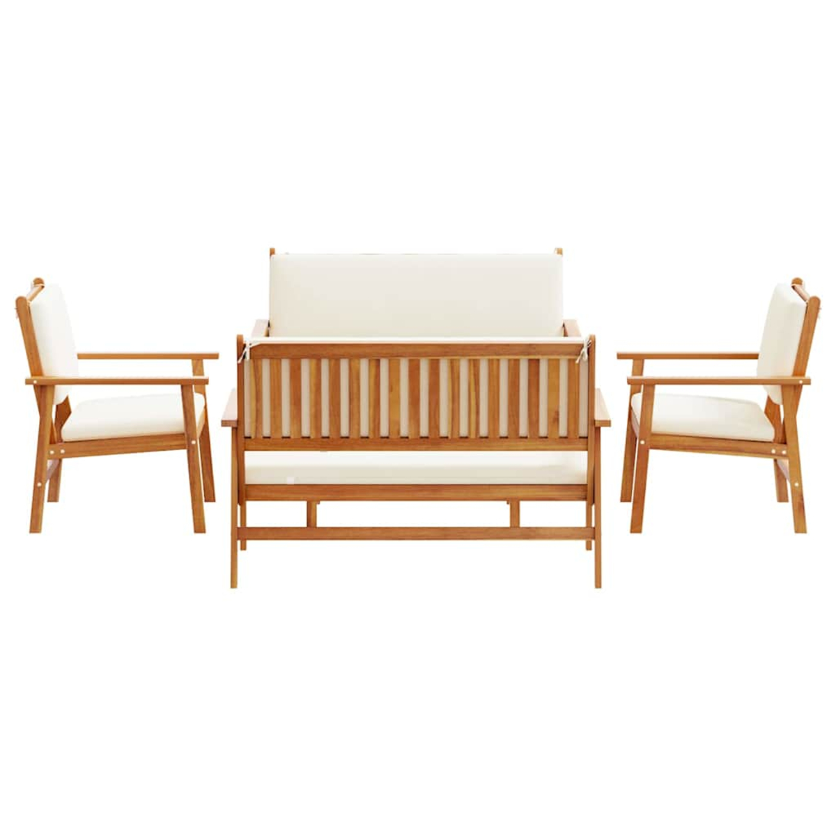 Holz-Outdoormöbel-Set: eine Doppelsitzbank und zwei Sessel. Die Sitze haben cremefarbene Kissen. Der Hintergrund ist weiß.