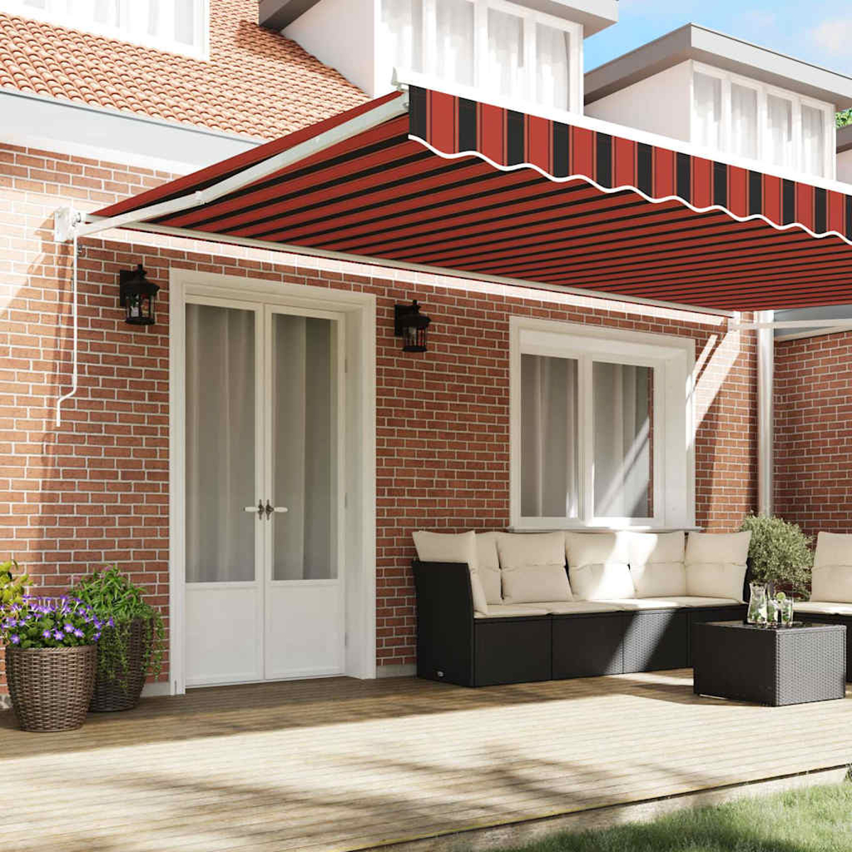 Ein rot-schwarz gestreifter Markise bedeckt eine Terrasse mit Sofa, Tisch und Topfpflanzen. Eine Backsteinmauer und eine weiße Tür sind sichtbar.