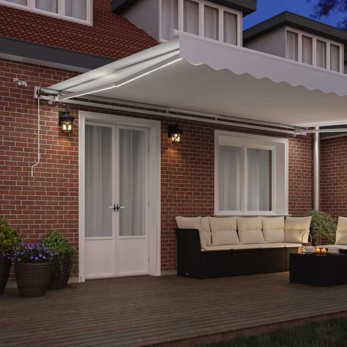 Eine Terrasse mit weißer Markise, Backsteinmauer, weißer Tür und Sofa. Es gibt Pflanzen und Laternen, die Szene ist beleuchtet.