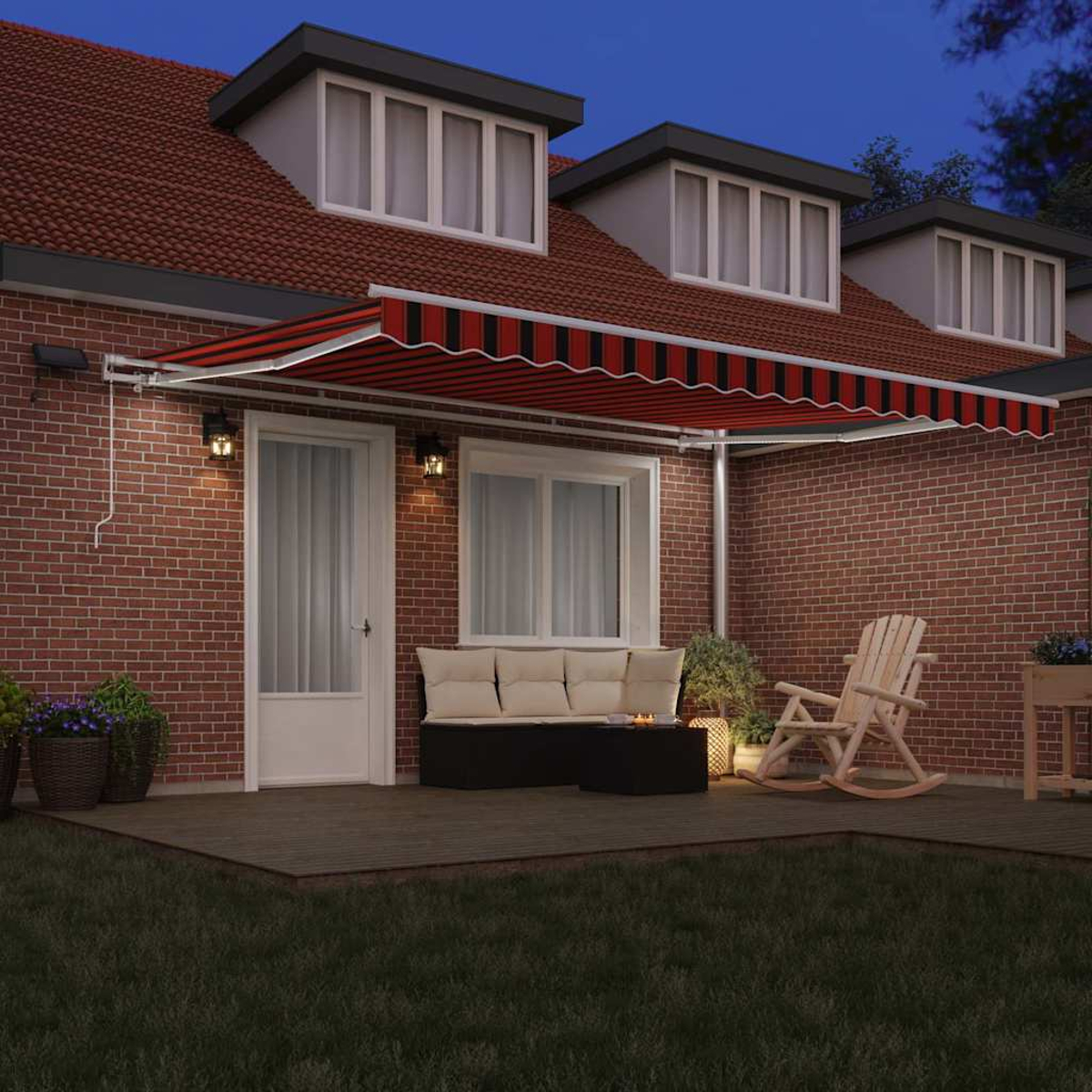 Ein Backsteinhaus mit Terrasse. Rot-schwarz gestreifte Markise, weiße Tür, beiges Sofa, Schaukelstuhl und Pflanzen. Nachtszene.