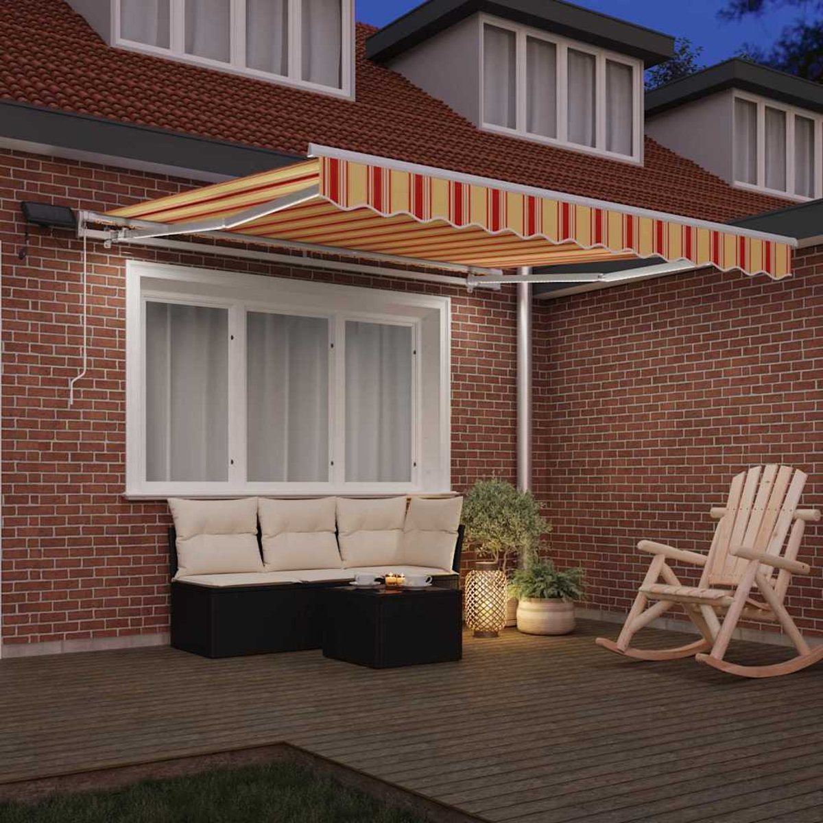 Ein rot gestreifter Markise bedeckt eine Terrasse mit einer Bank, einem Tisch und einem Schaukelstuhl. Backsteinmauer mit Nachthimmel.