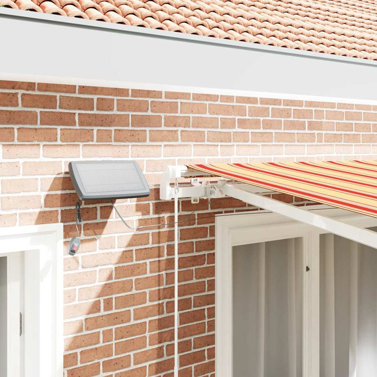 Eine Backsteinmauer mit Solarpanel und gestreifter Markise. Eine rot-gelb gestreifte Markise erstreckt sich über ein Fenster. Eine rote Fernbedienung hängt.