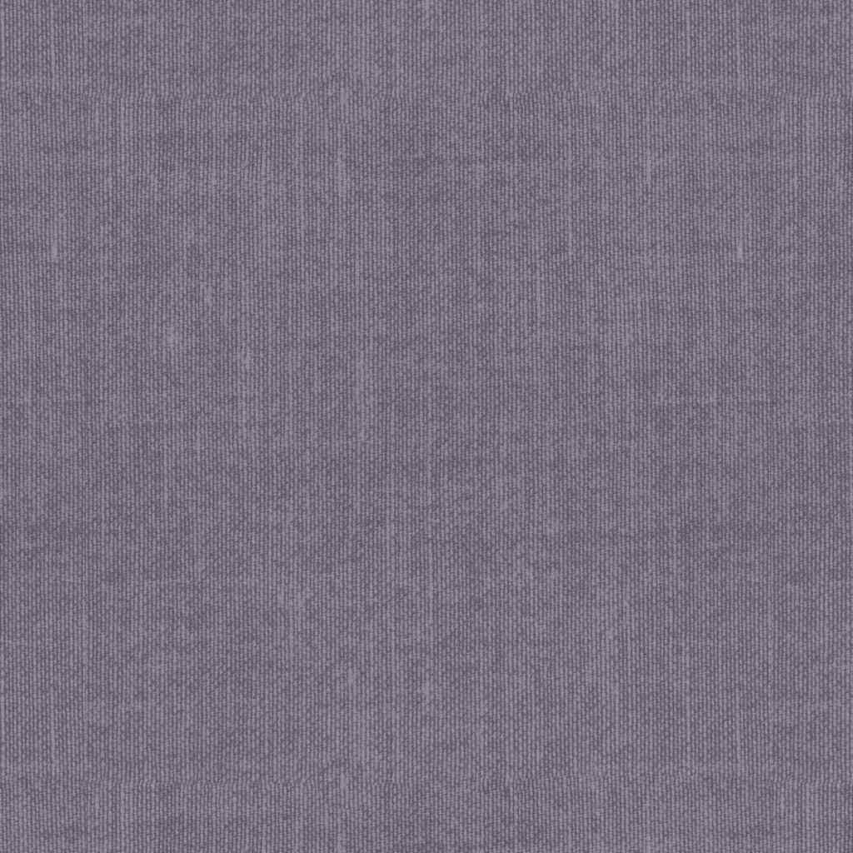 Nahaufnahme eines strukturierten, violetten Stoffes. Vertikale Linien bilden ein Muster mit subtilen Farb- und Texturvariationen.