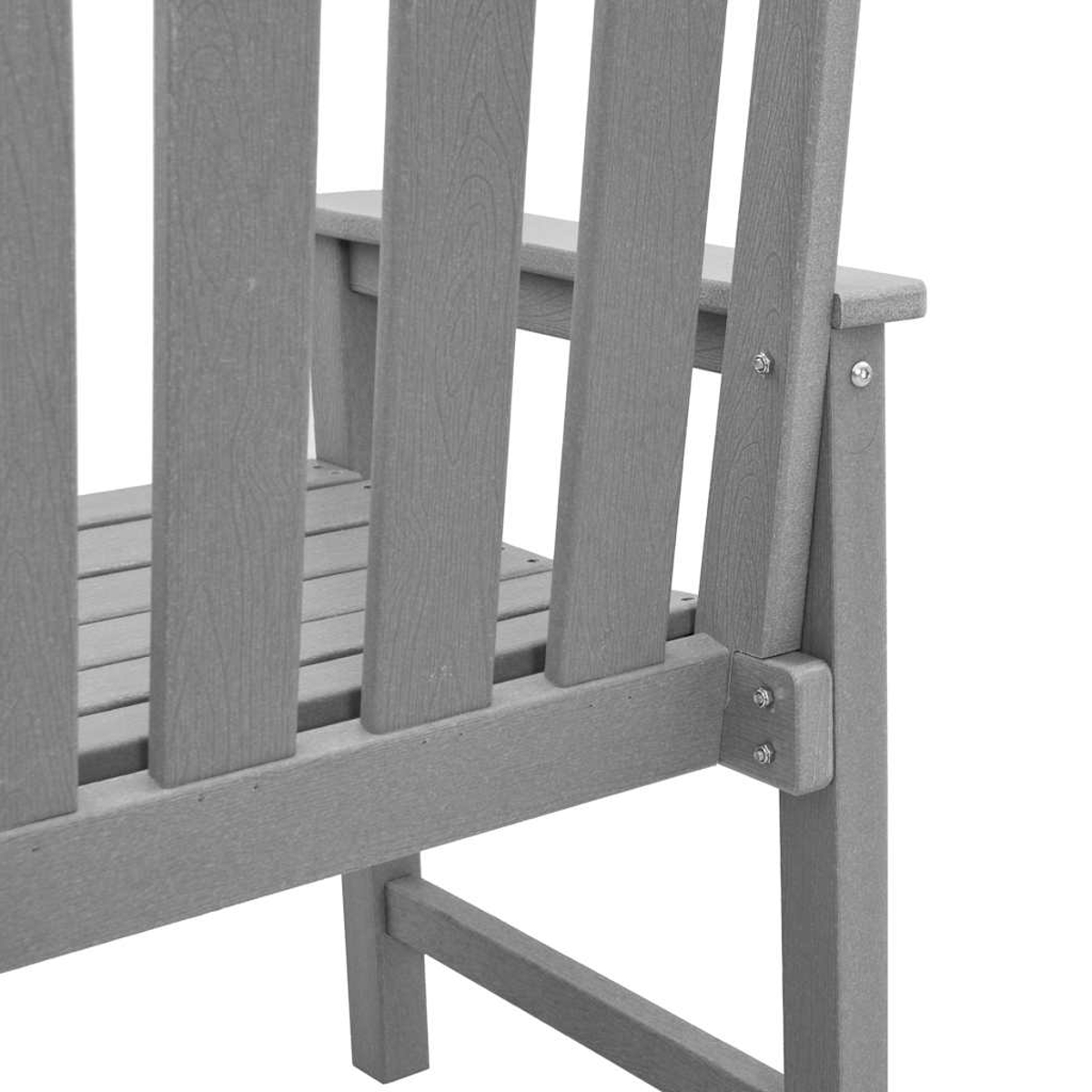 Nahaufnahme einer grauen Holzbank. Vertikale Lamellen bilden die Rückenlehne und den Sitz. Rahmen und Beine sind sichtbar.