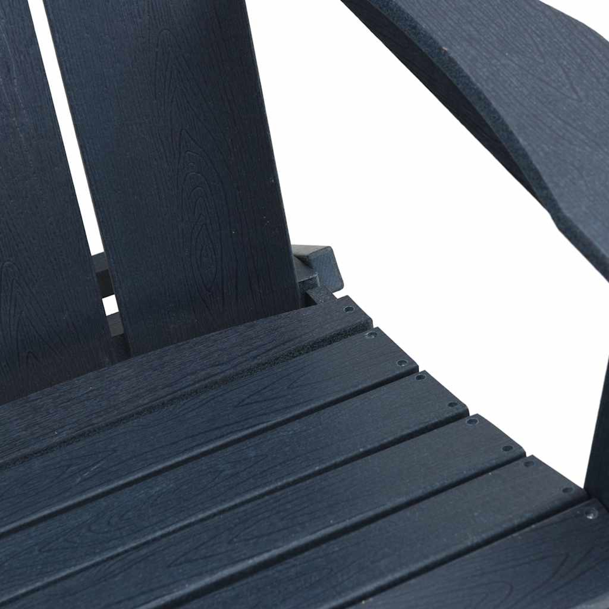 Nahaufnahme eines dunkelgrauen Holzstuhls. Sitz und Rückenlehne bestehen aus Brettern, mit Armlehnen oben rechts.