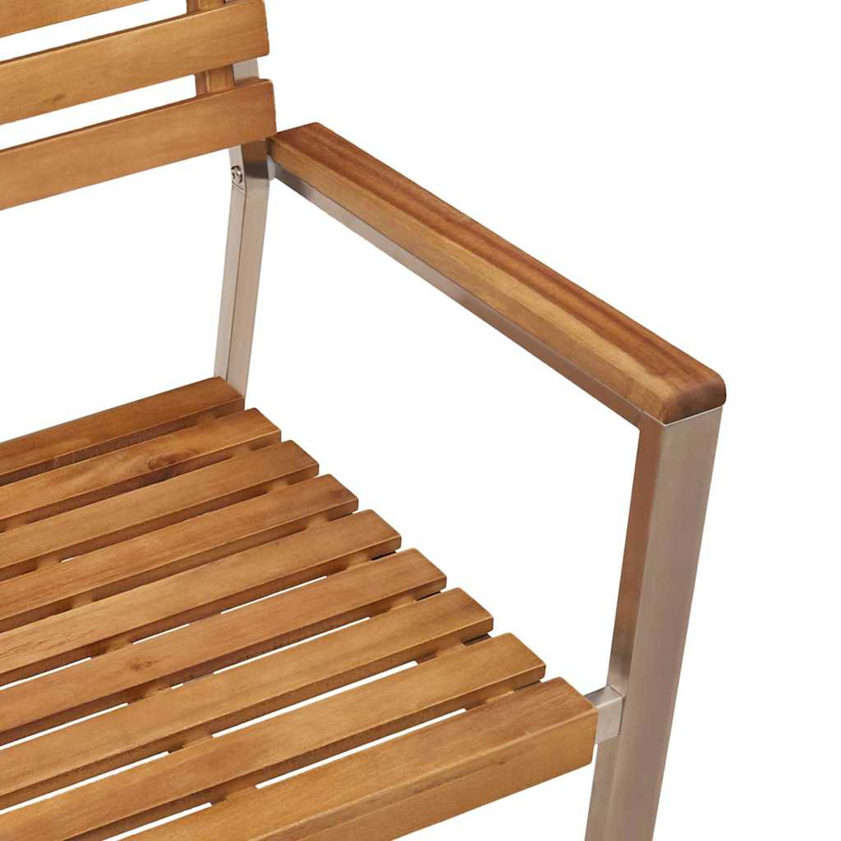 Nahaufnahme eines Holzstuhls. Der Stuhl hat Holzlatten für Sitzfläche und Armlehnen mit Metallstützen. Der Hintergrund ist weiß.