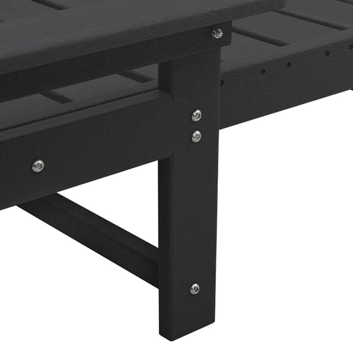 Primer plano de una pata y marco de banco de madera negra. La pata es vertical, con tornillos metálicos. El banco tiene listones horizontales.