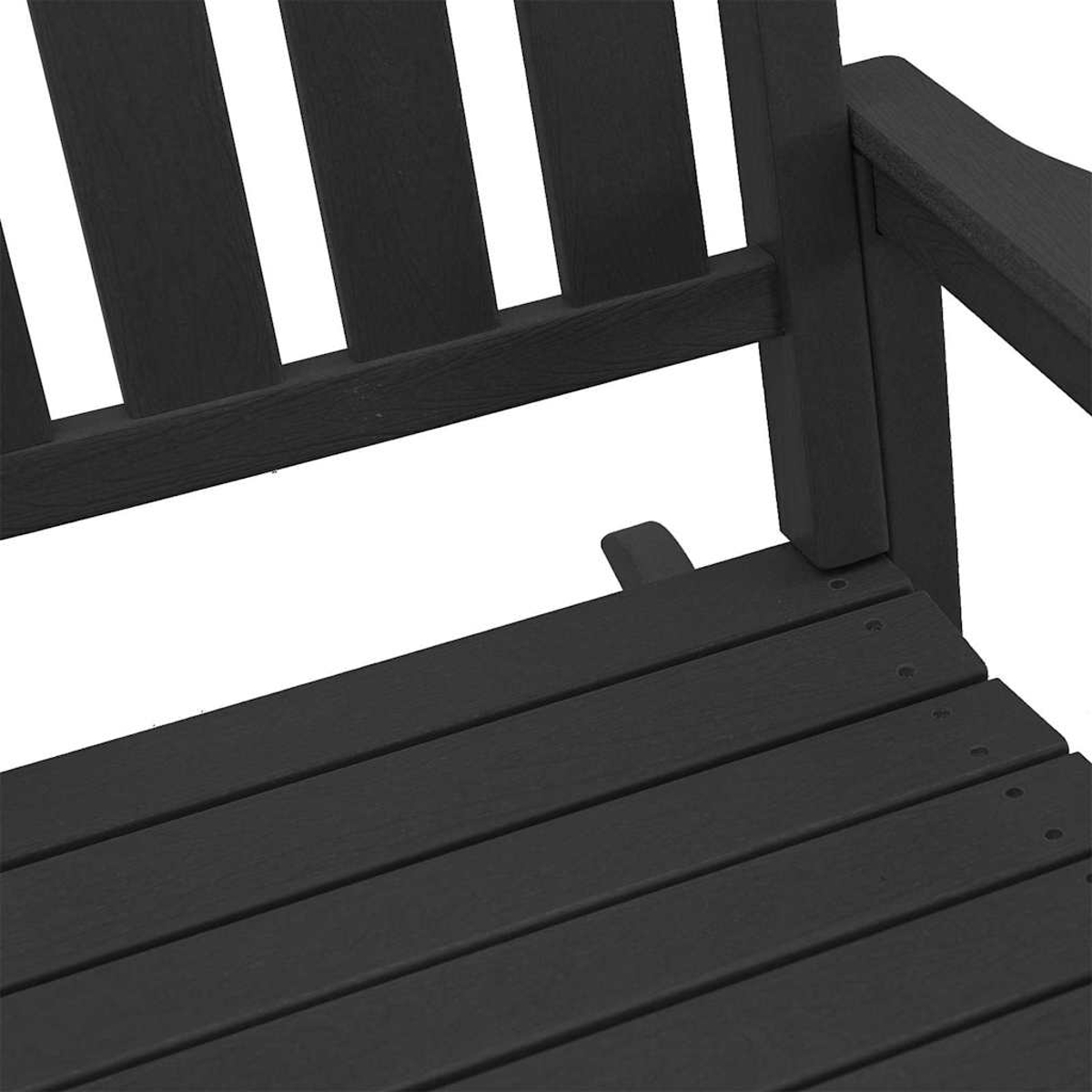 Primer plano de un banco de madera negro. El banco tiene un asiento y respaldo de listones. El reposabrazos es visible a la derecha.