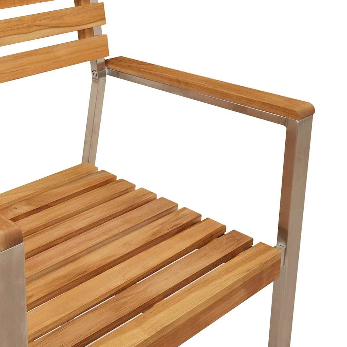 Nahaufnahme eines Holzstuhls mit Edelstahlrahmen. Der Stuhl hat Holzlatten für Sitz und Armlehnen.