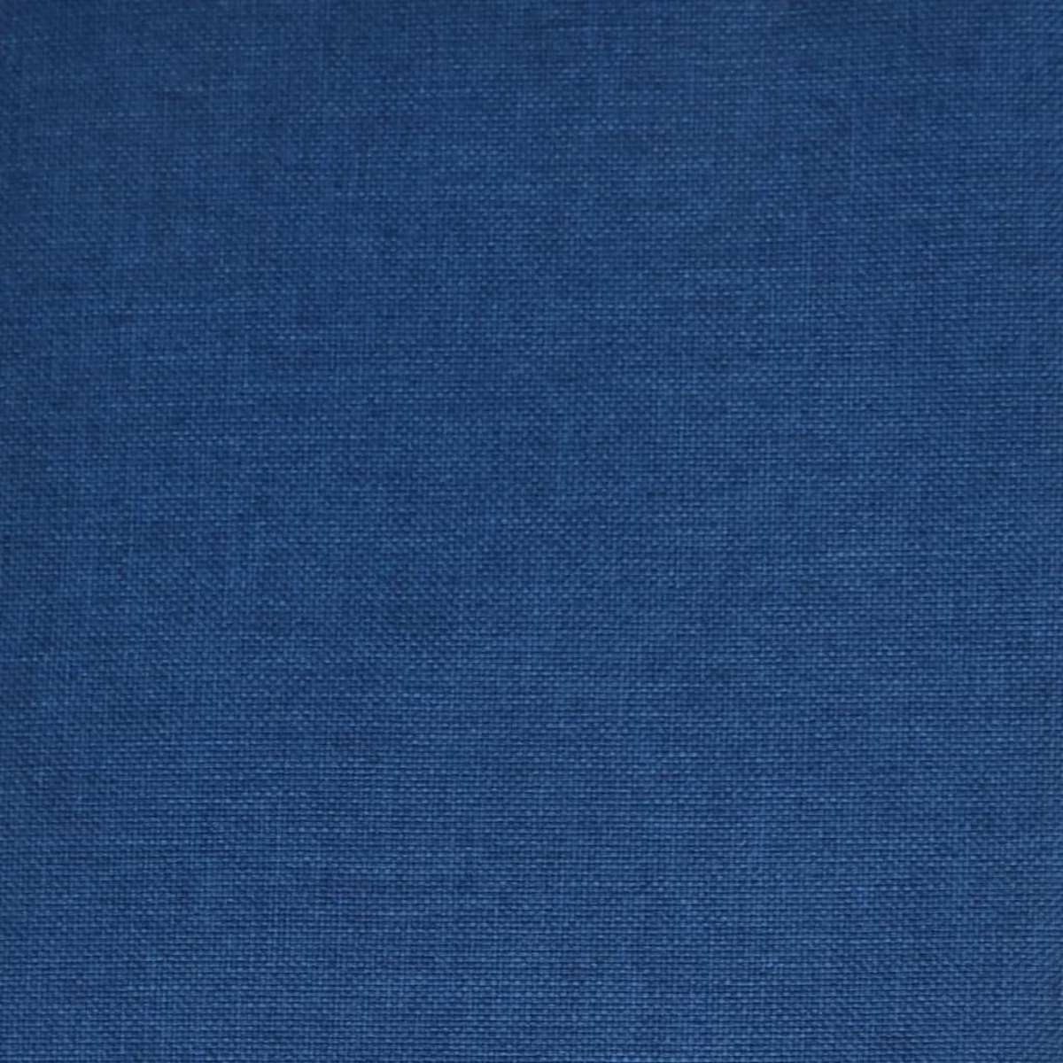Nahaufnahme eines strukturierten, tiefblauen Stoffes. Das Gewebe ist sichtbar und erzeugt ein Gittermuster. Die Farbe ist durchgehend.