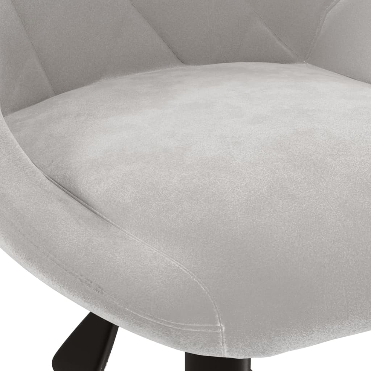 Nahaufnahme eines hellgrauen Stuhls mit weicher, strukturierter Sitzfläche und Rückenlehne. Schwarzes Gestell sichtbar. Fokus auf Design und Stoff.