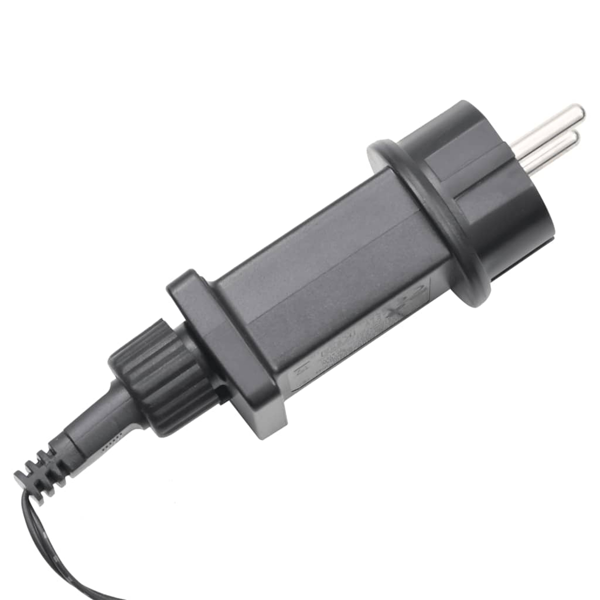 Ein schwarzer Stecker mit zwei Stiften ist diagonal ausgerichtet. Ein Kabel und ein Stecker sind an der Basis befestigt.