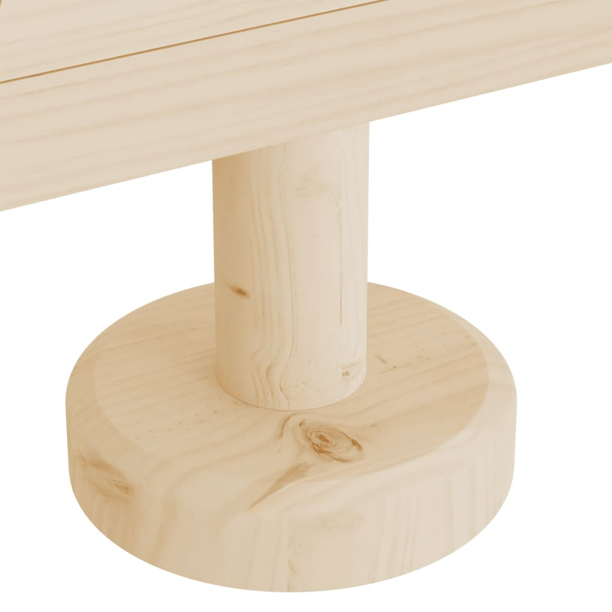 Ein Holzständer. Eine runde Basis trägt eine zylindrische Säule mit einer horizontalen Planke. Das Holz ist hell.