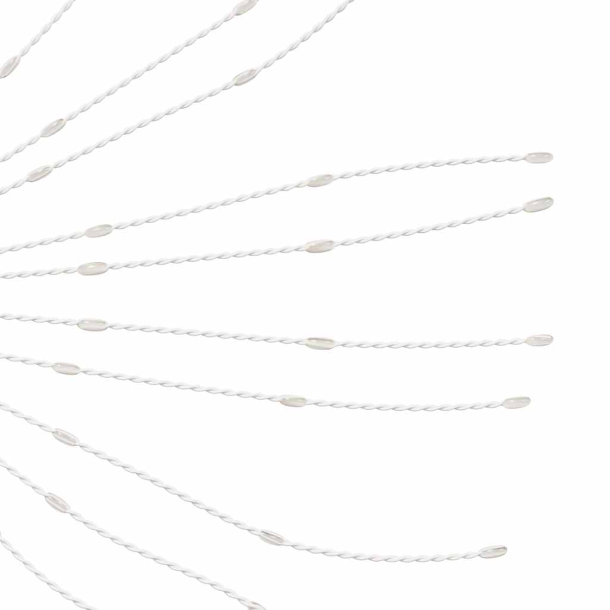 Nahaufnahme von weißen, verdrehten Schnüren, die nach außen strahlen. Kleine, ovale, durchscheinende Perlen sind entlang der Schnüre angeordnet.