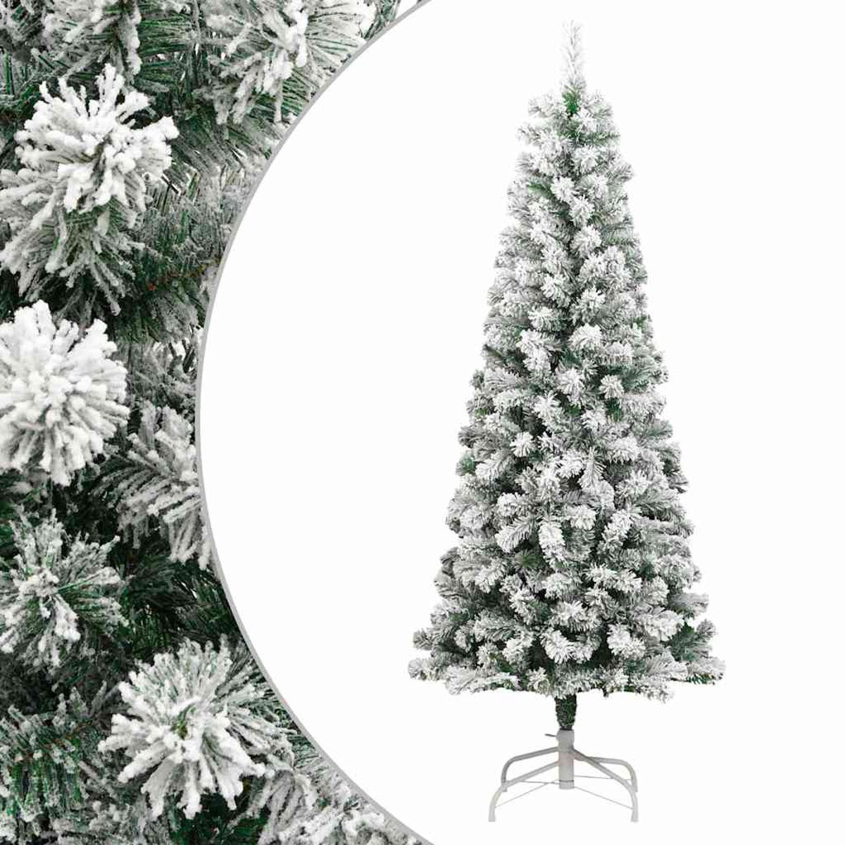 Ein schneebedeckter künstlicher Weihnachtsbaum steht auf weißem Hintergrund. Nahaufnahme zeigt grüne Nadeln und weißen Schnee. Weiße Basis.