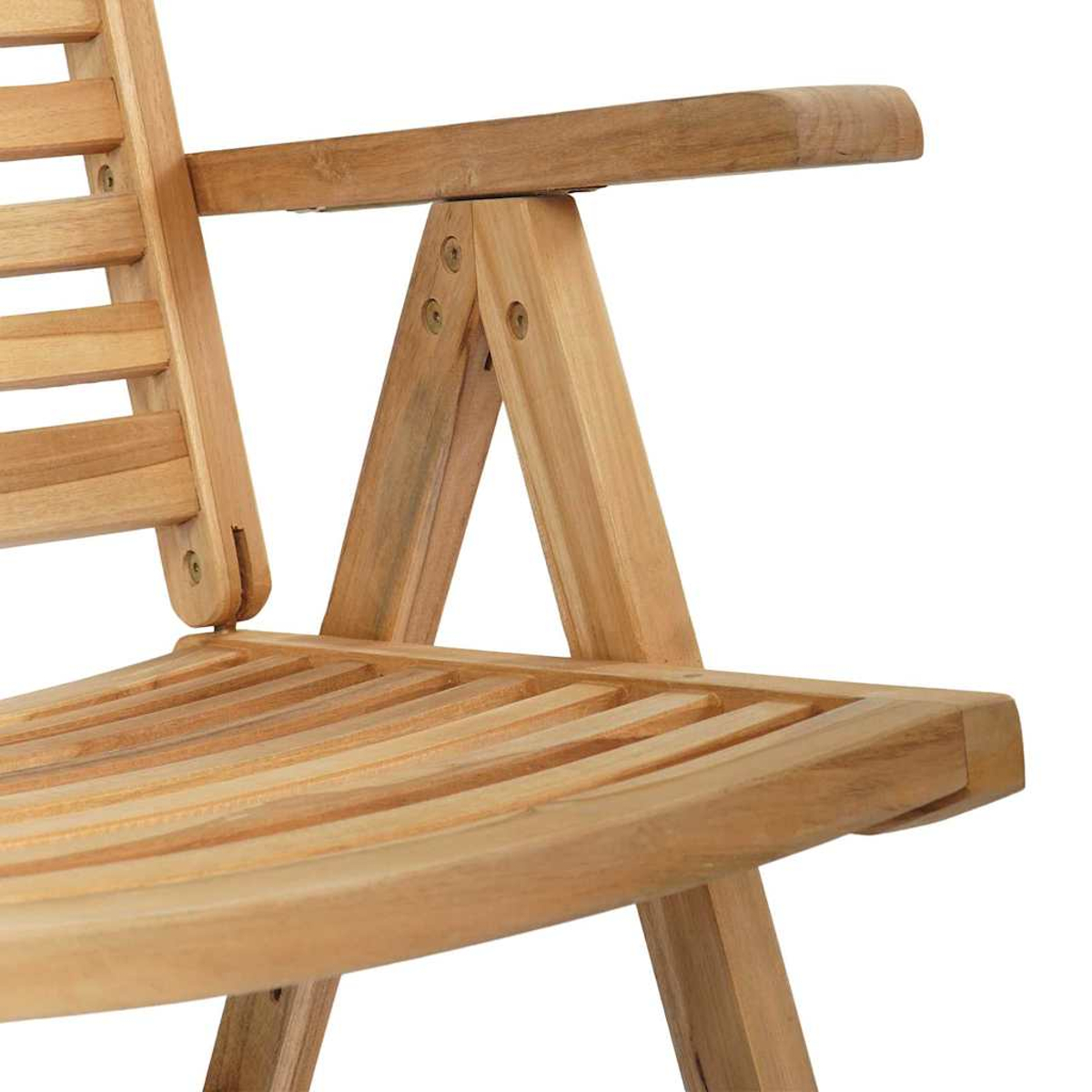 Nahaufnahme eines Holzstuhls mit Armlehne. Der Stuhl ist hellbraun und zeigt Holzmaserung. Die Armlehne ist gebogen, Sitz und Rücken haben Lamellen.