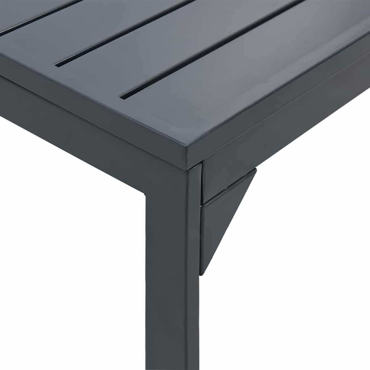 Nahaufnahme einer dunklen grauen Metallecke. Der Tisch hat eine Lamellenplatte und ein quadratisches Bein mit Dreiecksstütze.