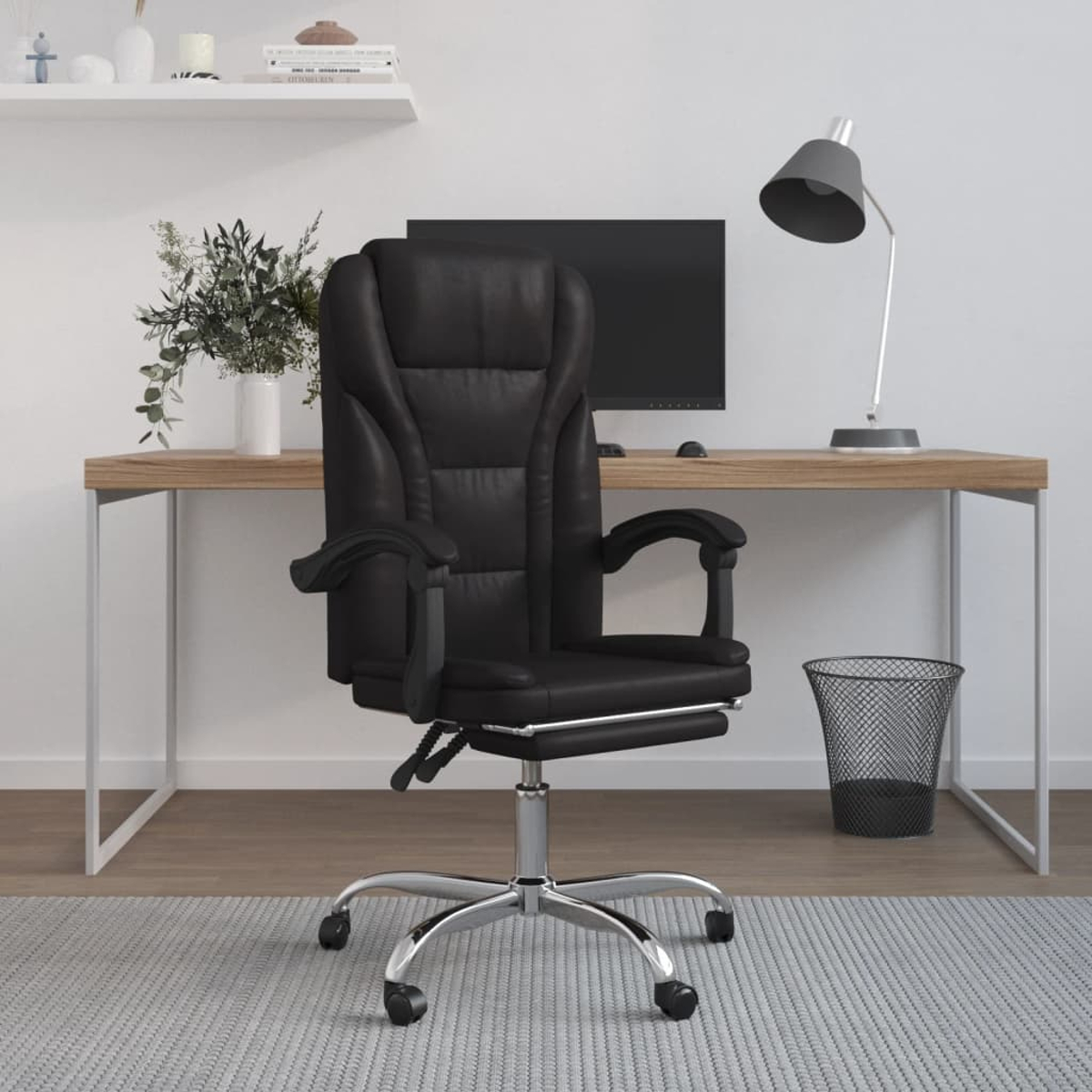 Ein schwarzer Bürostuhl steht vor einem Schreibtisch mit einem Computer. Eine Lampe und ein Mülleimer stehen auf dem Schreibtisch. Auf dem Boden liegt ein Teppich.