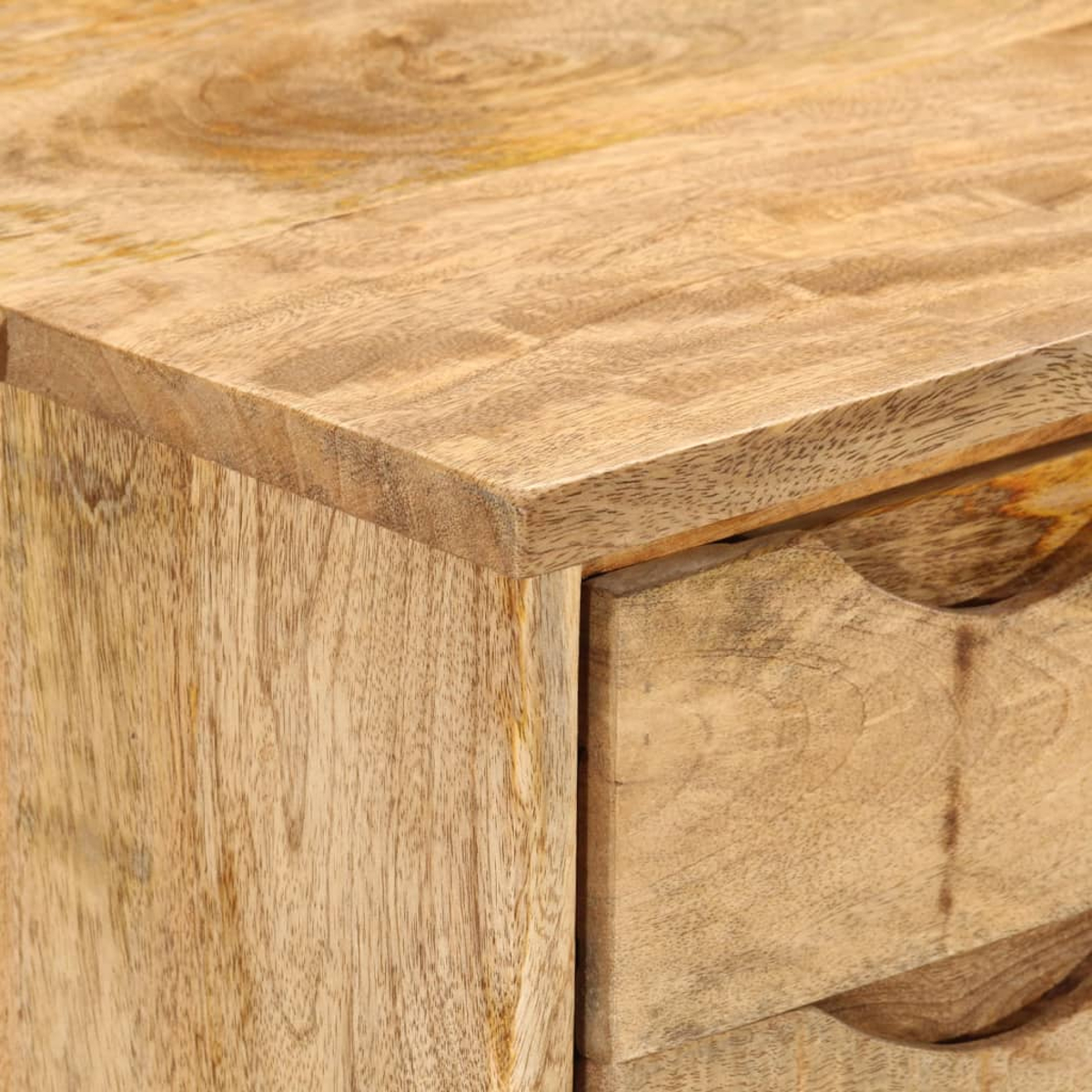 Nahaufnahme eines Holzschranks mit hellbrauner Oberseite und Schublade. Die Holzmaserung ist sichtbar und zeigt natürliche Muster und Texturen.