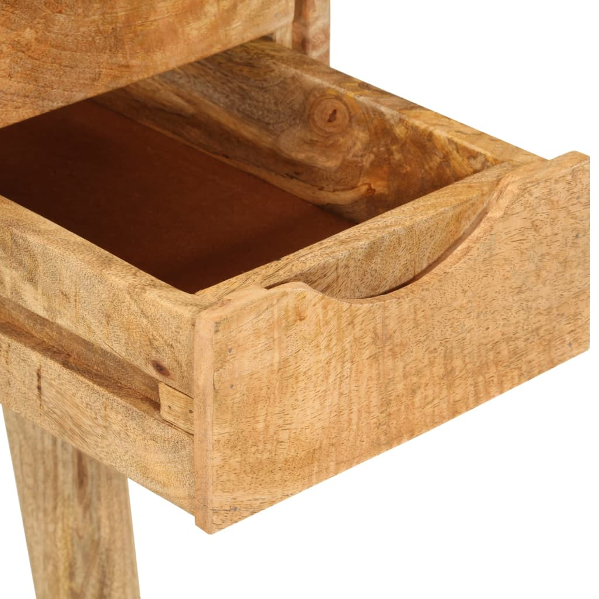 Nahaufnahme einer geöffneten Holzschublade. Die Schublade ist hellbraun mit sichtbarer Holzmaserung. Der Hintergrund ist weiß.