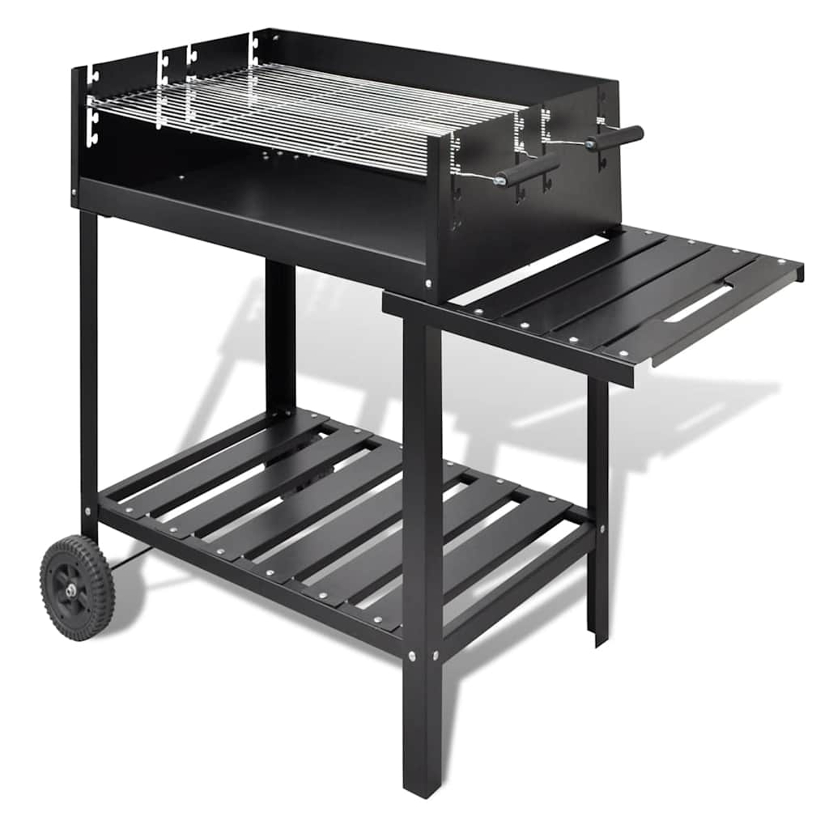 Ein schwarzer Metall-Grill mit Ablage, Beistelltisch und Rad. Er hat einen Grillrost und Griffe.