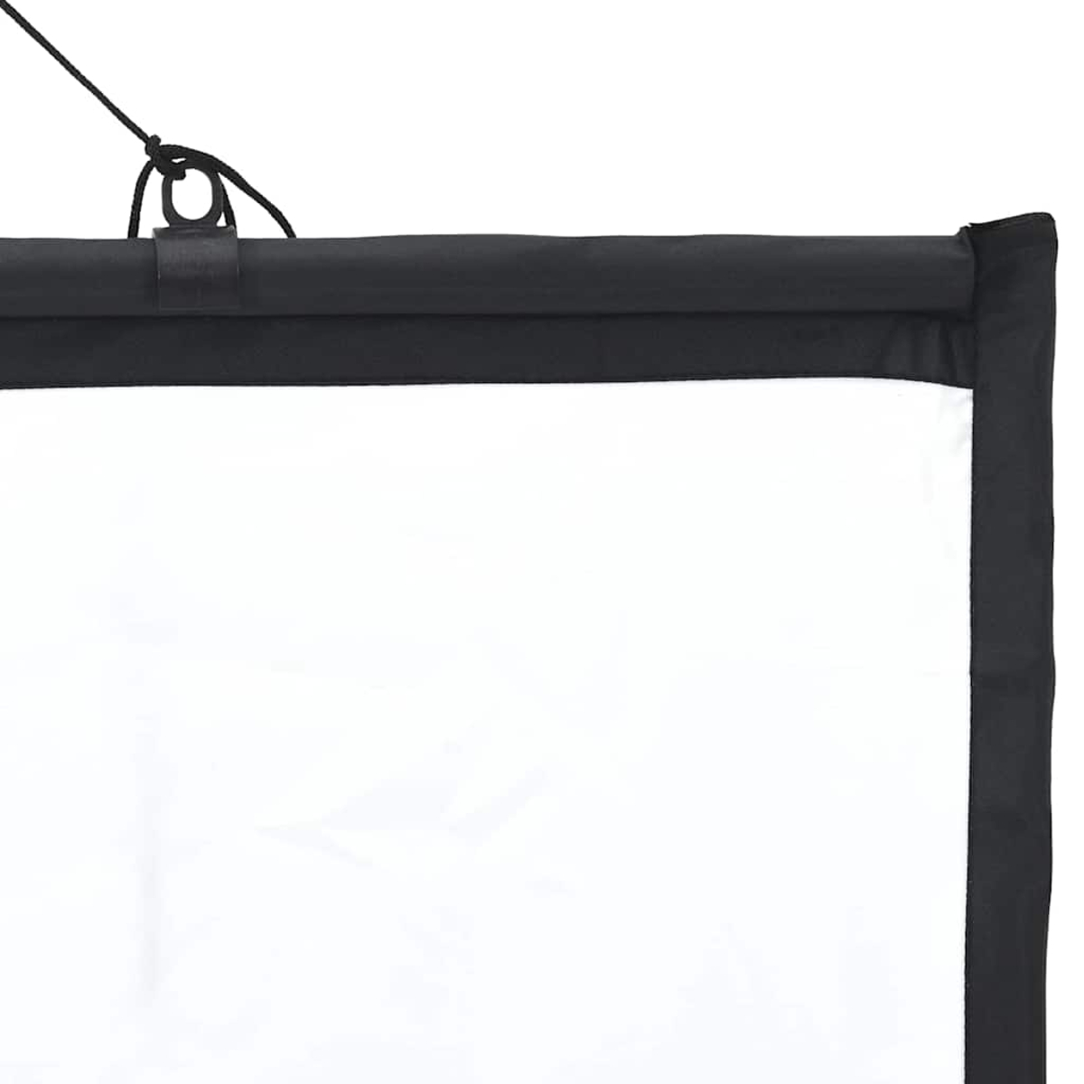 Eine weiße Projektorleinwand mit schwarzen Rändern. Ein schwarzes Kabel ist oben befestigt, wo sich die Leinwand aufrollt.