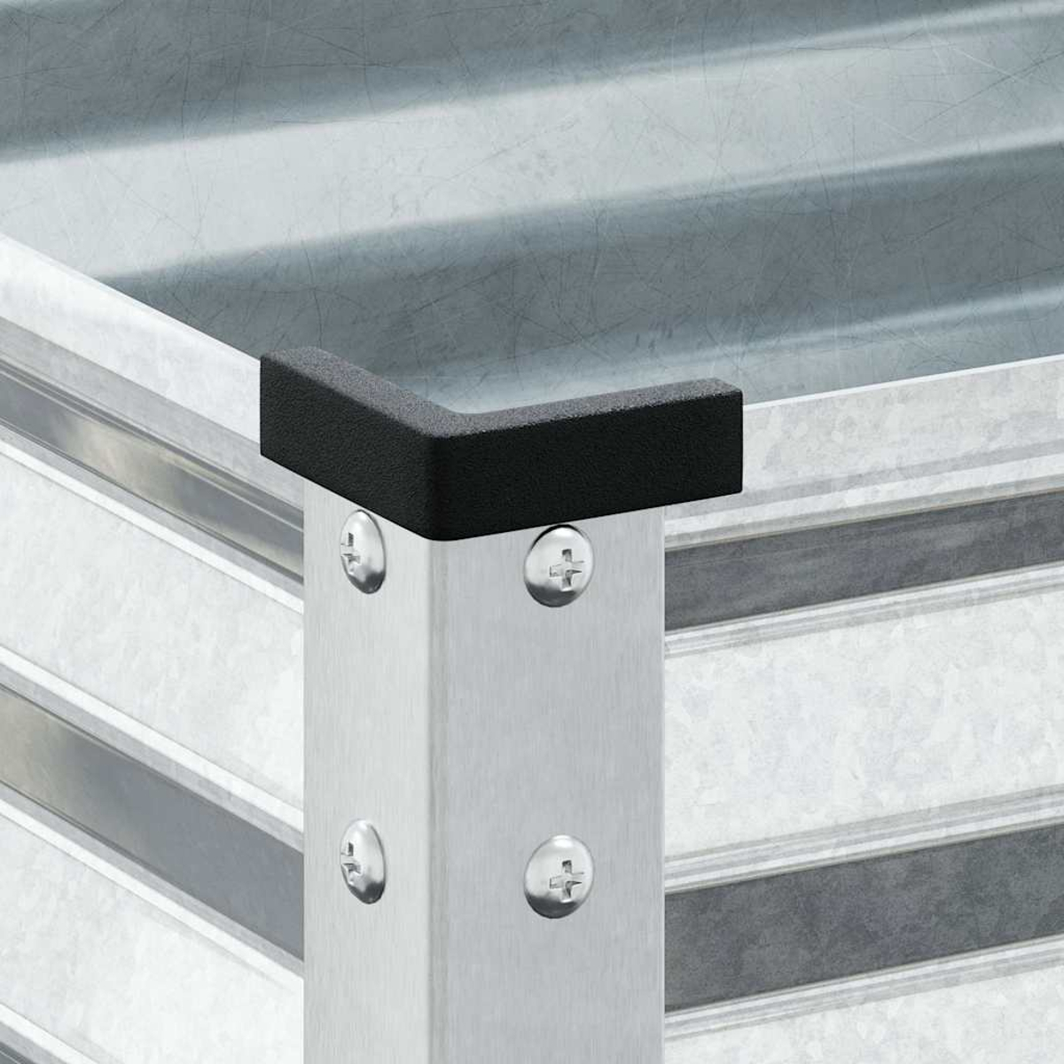Primo piano di un angolo metallico. Protezione angolare in gomma nera, fissata con viti. Pannelli metallici orizzontali sullo sfondo.