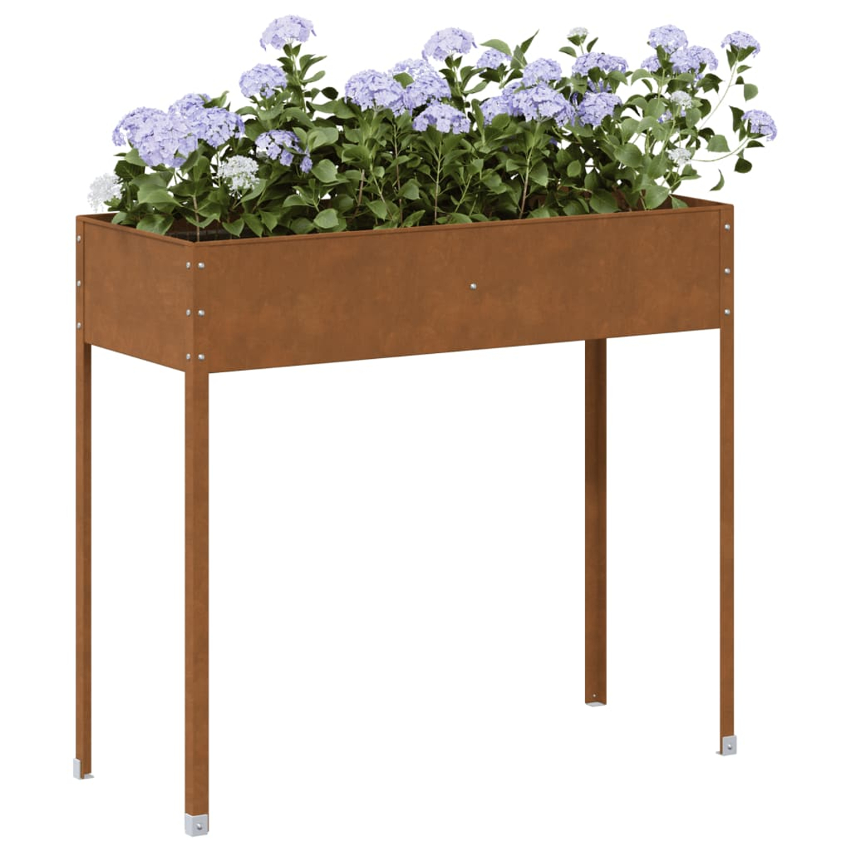 Una fioriera marrone su gambe piena di fiori di ortensia in fiore. I fiori sono viola e bianchi.