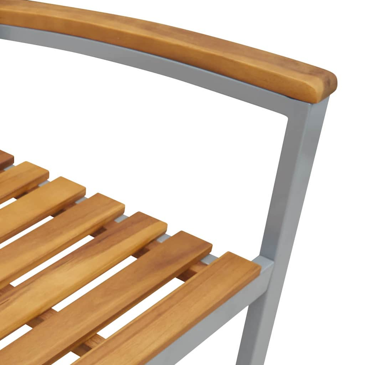 Nahaufnahme einer Holzbank. Sie hat Holzlatten für Sitzfläche und Armlehne, mit grauem Metallrahmen. Weißer Hintergrund.