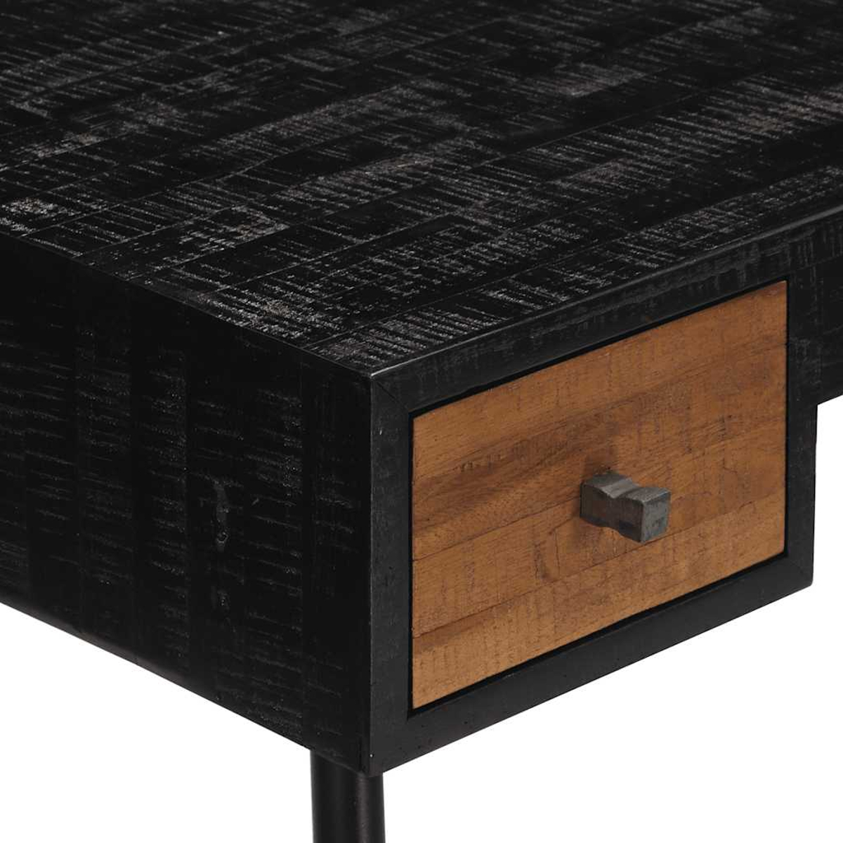 Nahaufnahme eines schwarzen Holztisches mit Schublade. Die Schublade ist holzfarben mit einem Metallgriff. Der Tisch hat schwarze Beine.