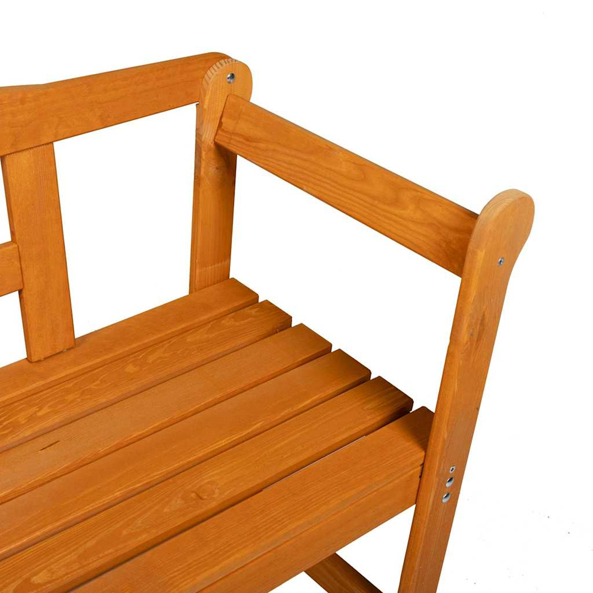 Primer plano de un banco de madera. El banco es de madera marrón. Tiene apoyabrazos y un asiento de listones. El fondo es blanco.