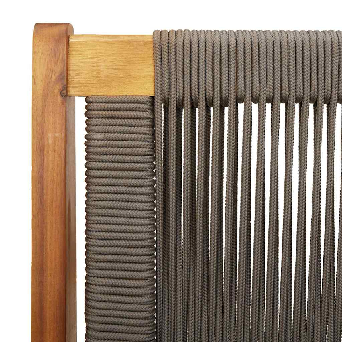 Primer plano de un respaldo de silla. Marco de madera con cuerda trenzada. La cuerda es gris y está bien tejida. La madera es marrón claro.
