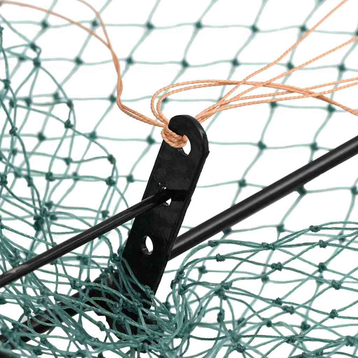 Nahaufnahme eines grünen Fischernetzes mit schwarzem Metallrahmen. Braunes Seil ist an einem schwarzen Metallstück befestigt. Das Netz hat Rautenformen.