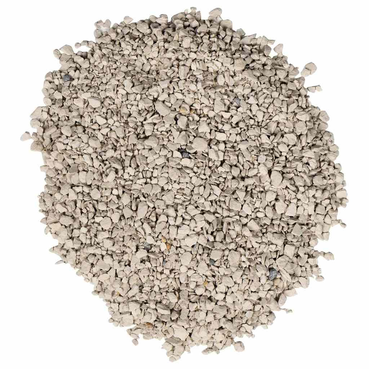 Un mucchio di piccolo materiale grigio chiaro simile a ghiaia. La trama è ruvida e irregolare, su sfondo bianco.